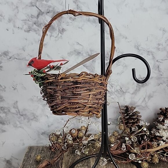Unbranded wicker basket with cardinal Christmas ornament - Picture 1 of 5